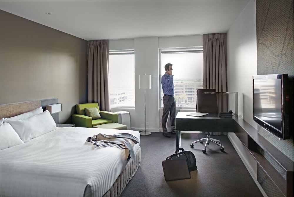 PULLMAN ADELAIDE 12/72