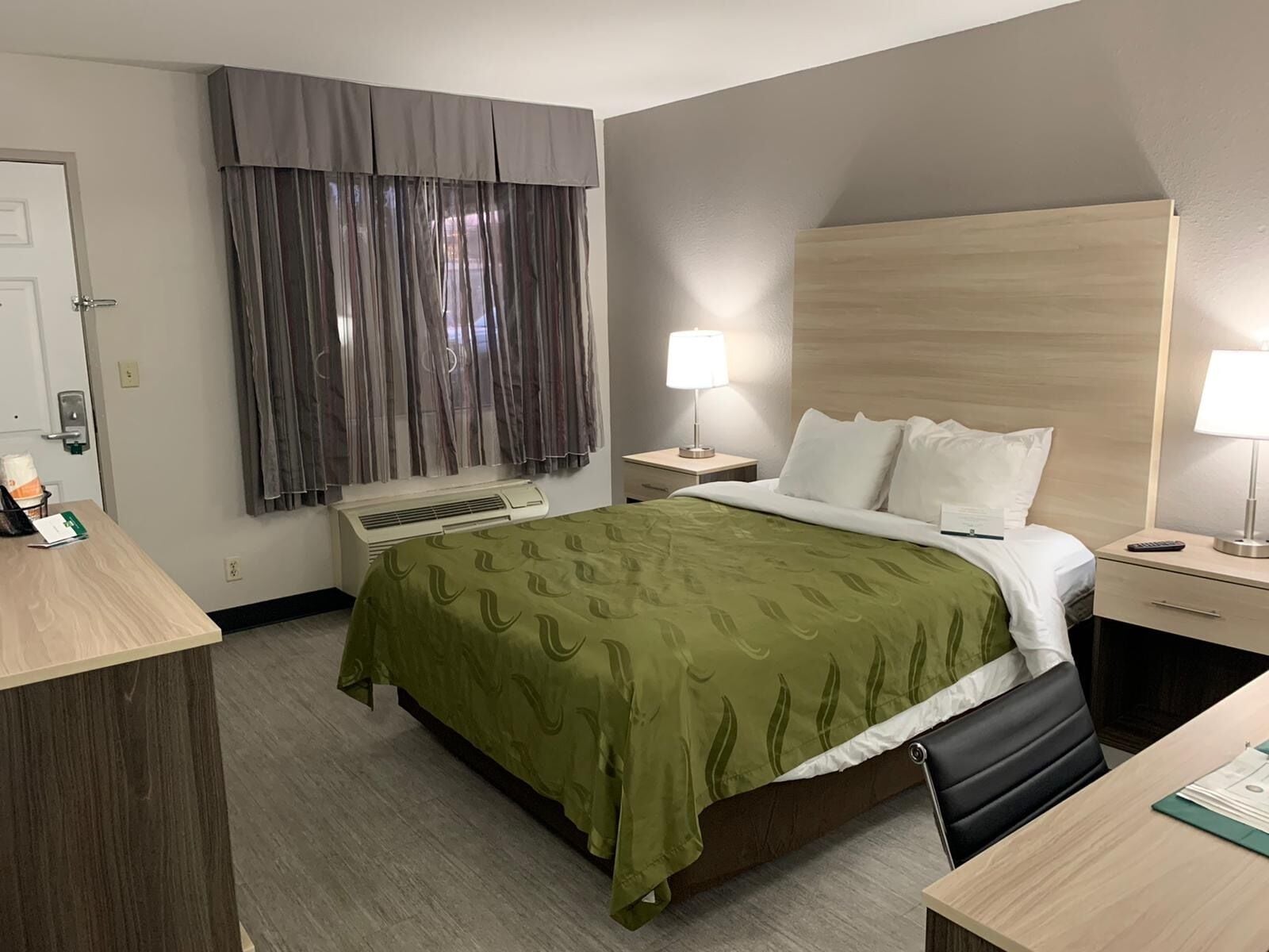 ROOM, KING BED