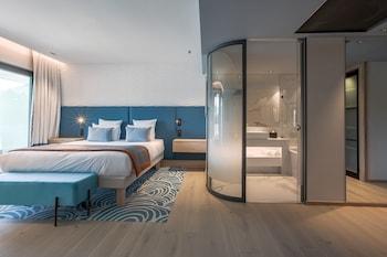 Deluxe, Suite, Double Bed, Lake Side, Sofa, Balcony