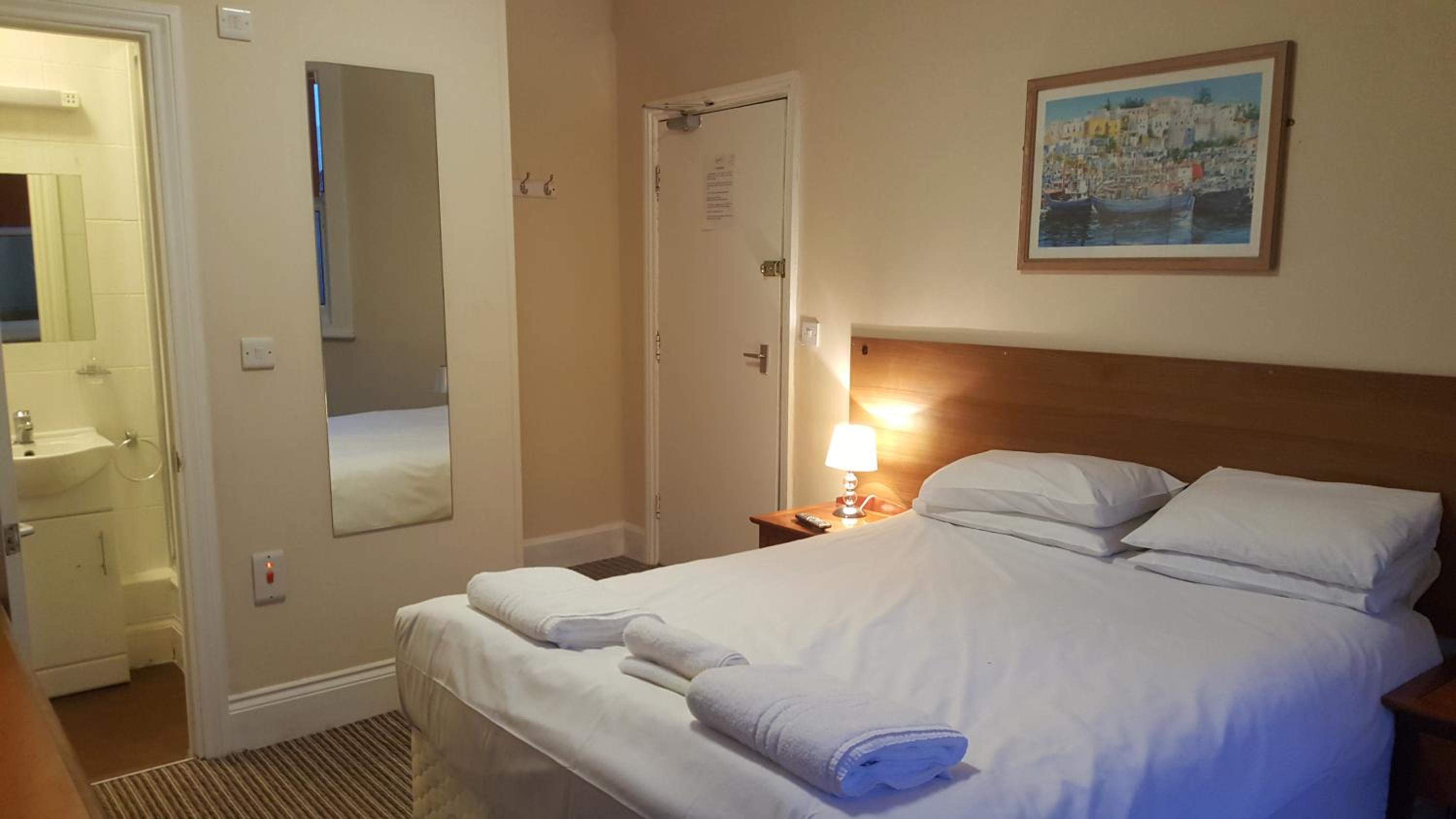 Semi Basement, Double Bed، The York Hotel 3/10