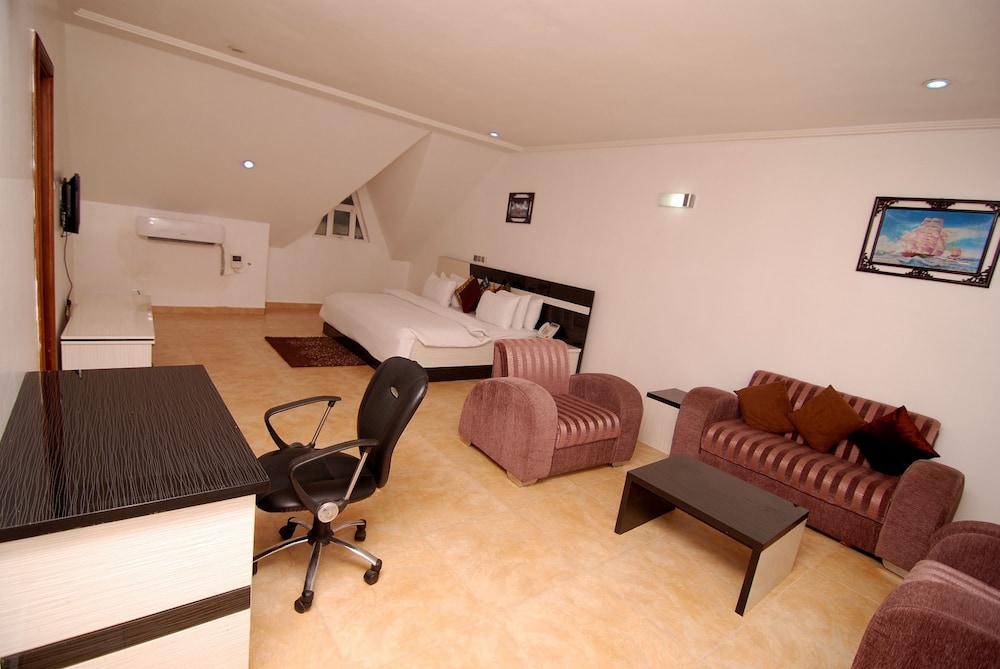 The Grosvenor Suite 28/47
