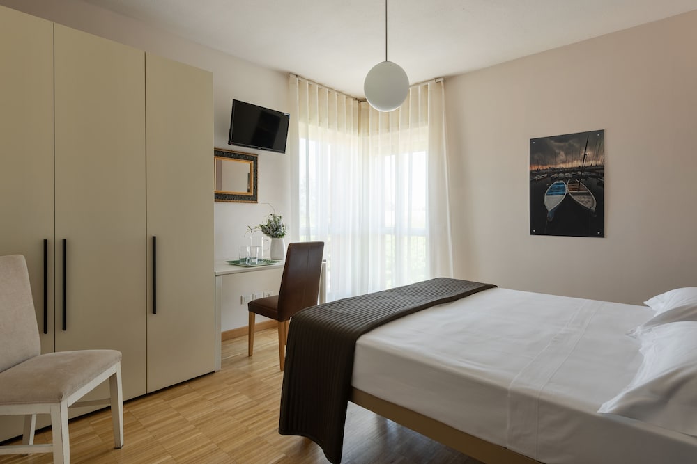 Vialeromadodici Rooms & Apartments 12/58