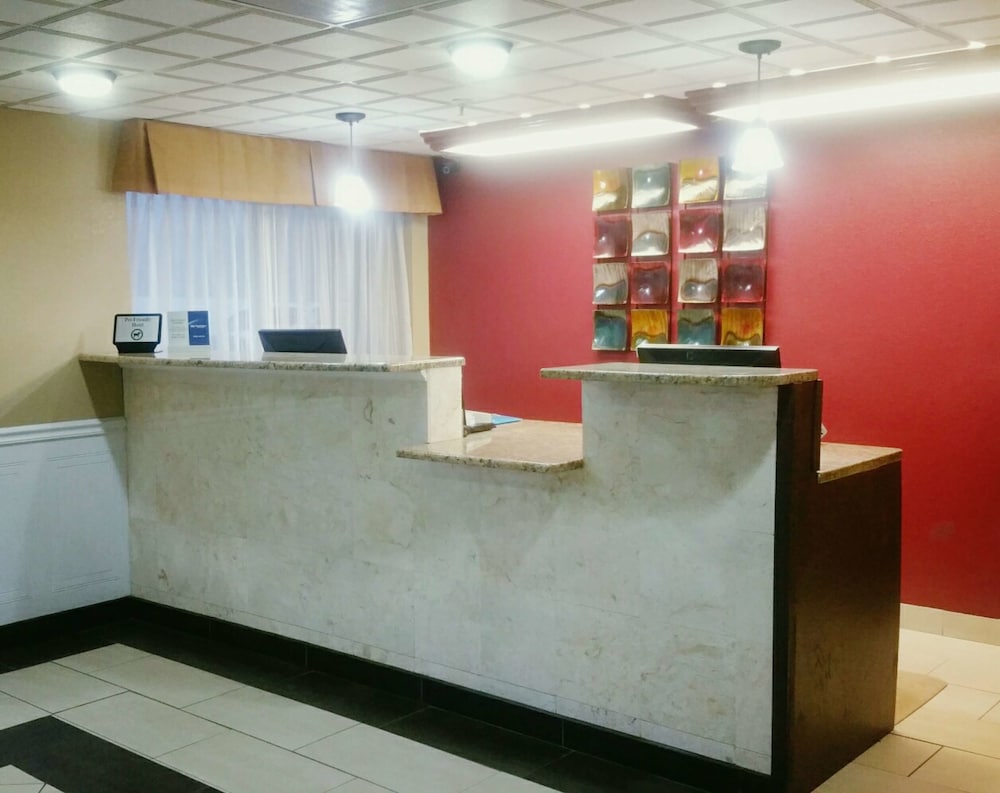 AmericInn by Wyndham Woodstock IL 6/50