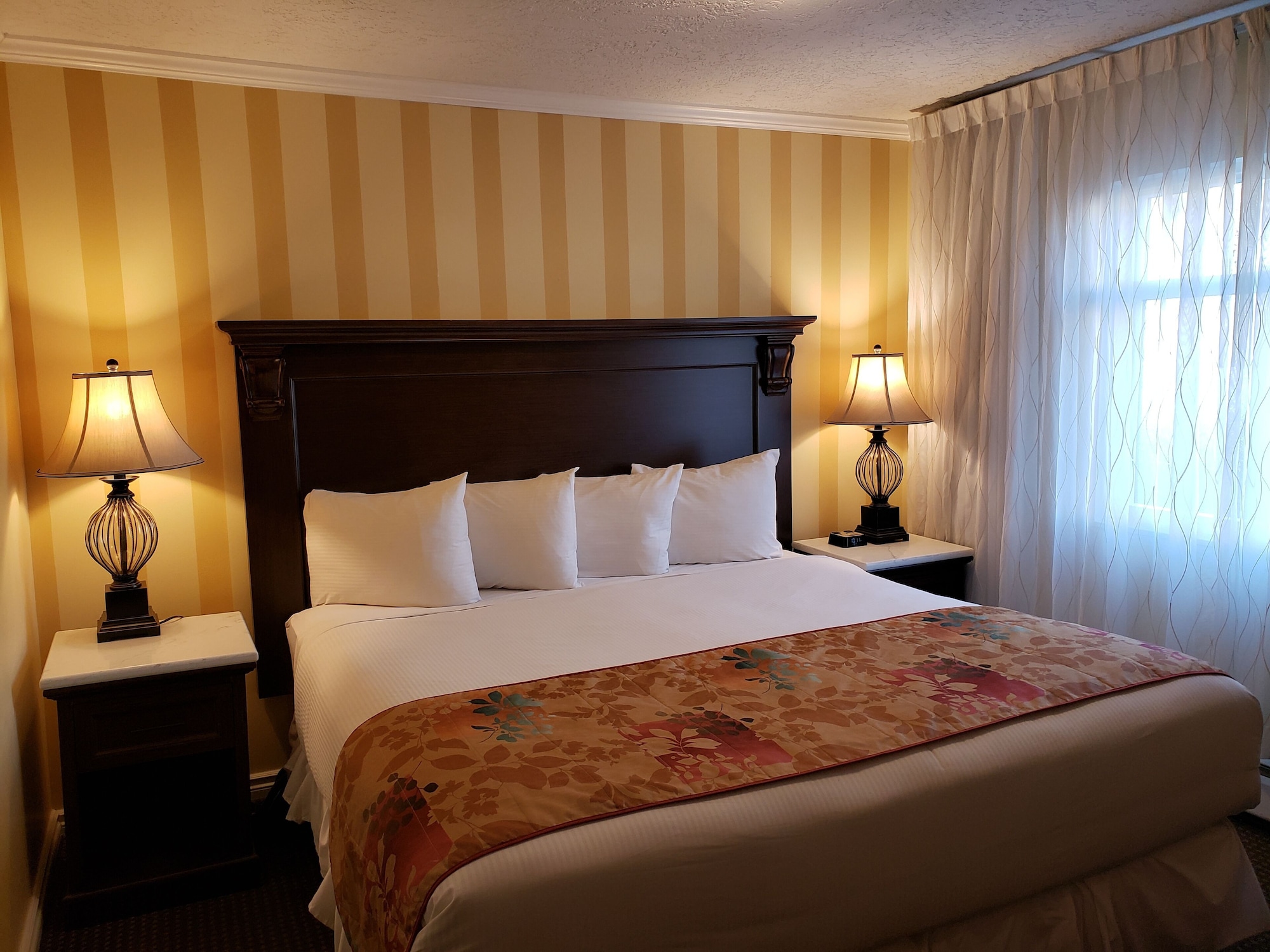 ROOM, KING BED, KITCHEN