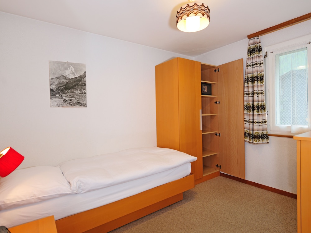 ROOM, SINGLE