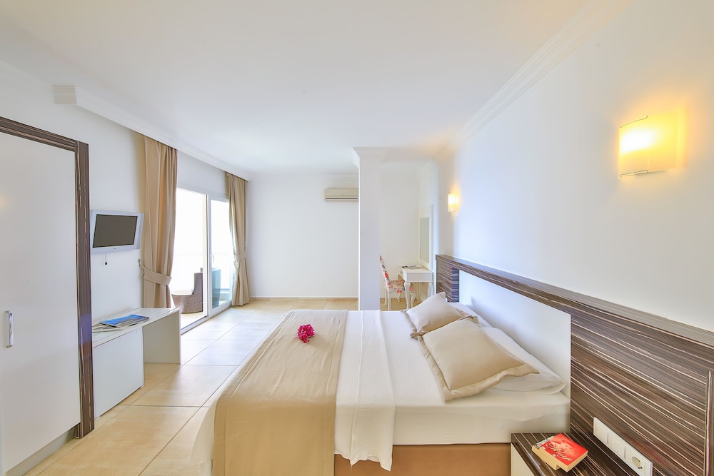 ROOM, DOUBLE BED, PARTIAL SEA VIEW