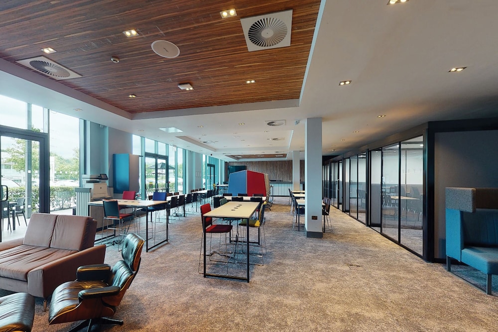 Village Hotel Farnborough 34/62