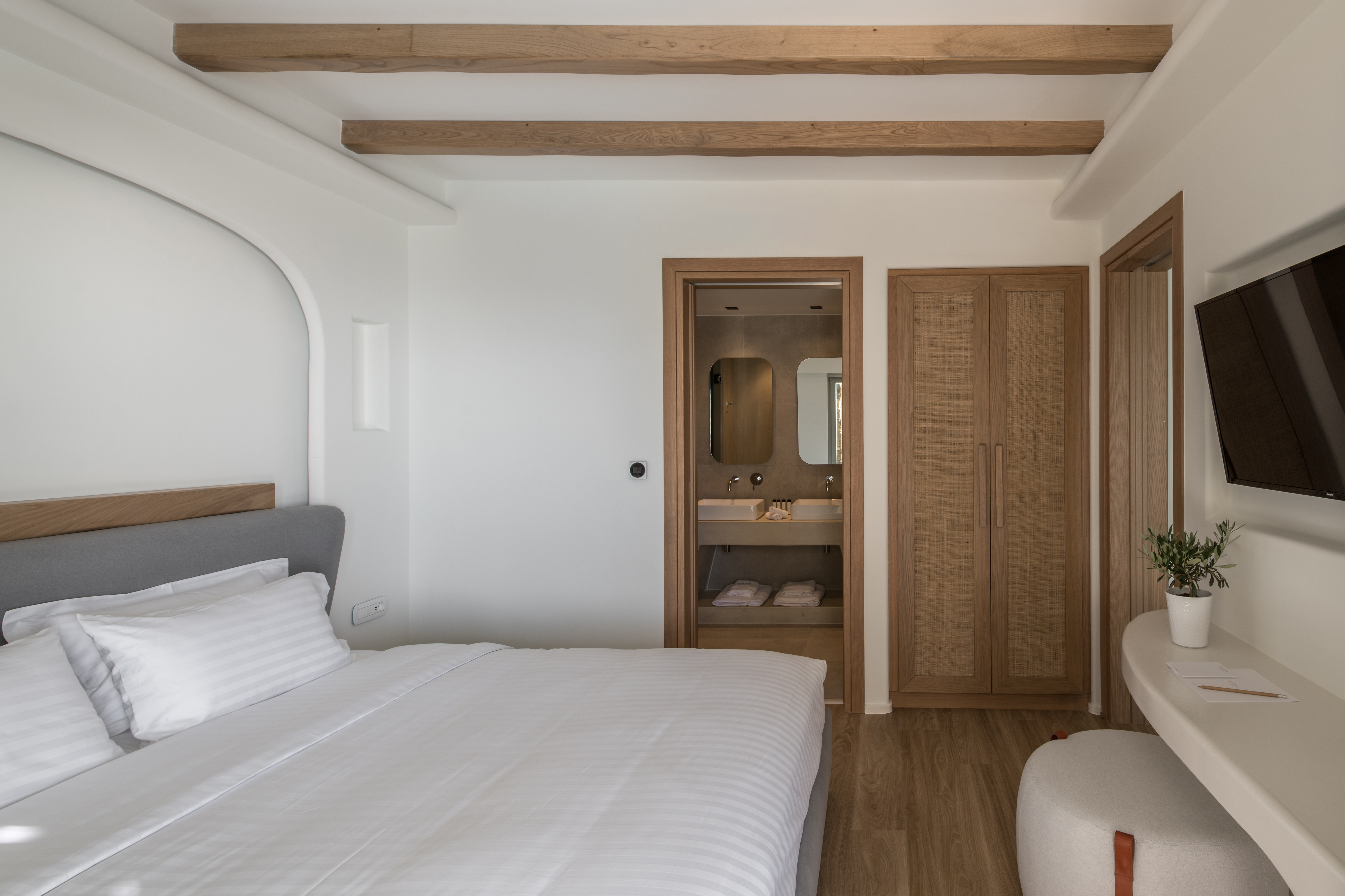 GRAND, SUITE, WITH POOL