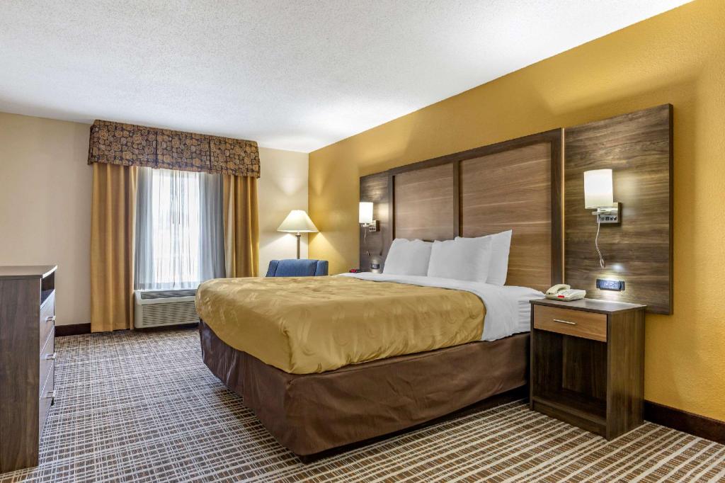 SUITE, KING BED