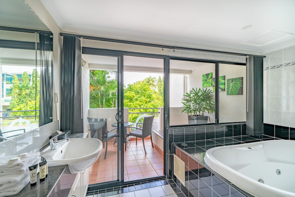 Regal Port Douglas 55/56