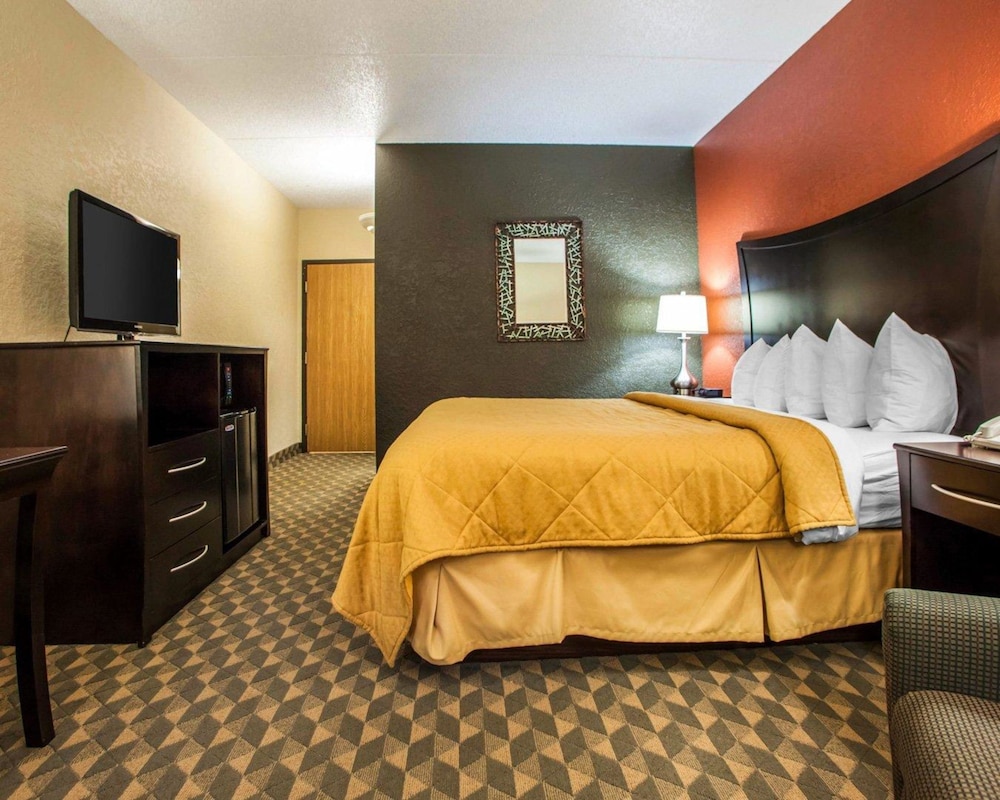 Quality Inn and Suites Ames Conference Center Near ISU Campus 21/48