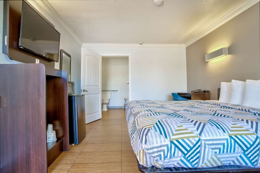 Motel6 Menifee, CA 24/71