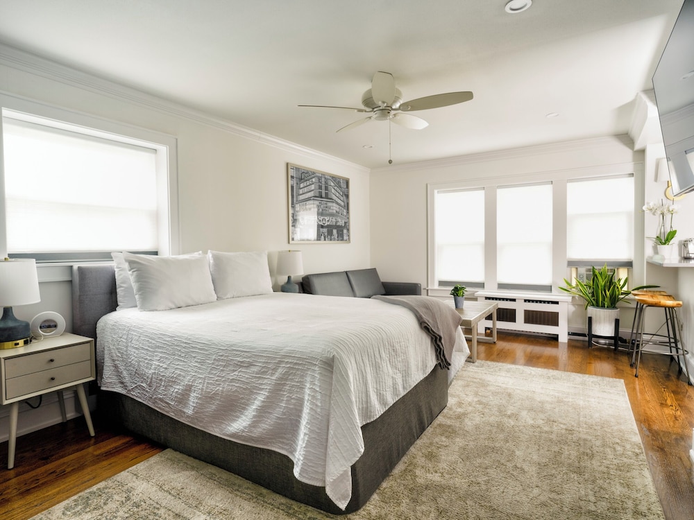 PREMIER, QUEEN BED, SOFA