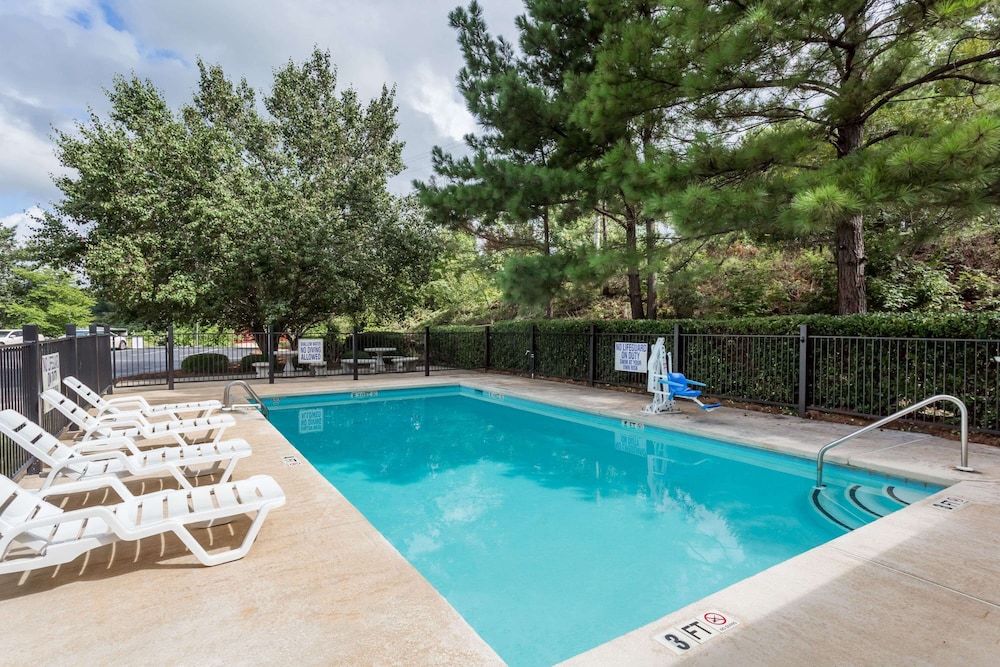 Baymont By Wyndham Greenwood 10/39