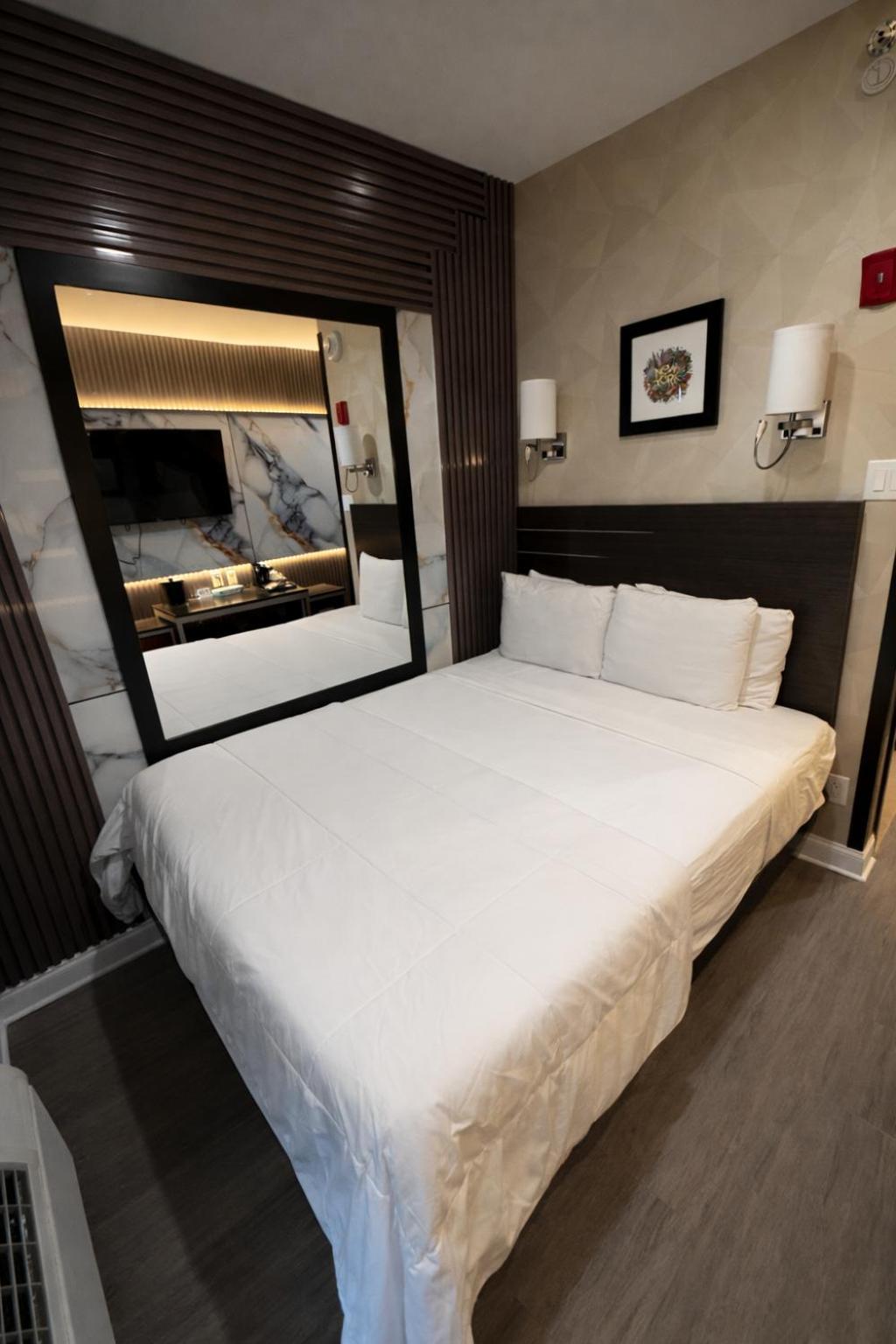 STANDARD, QUEEN BED