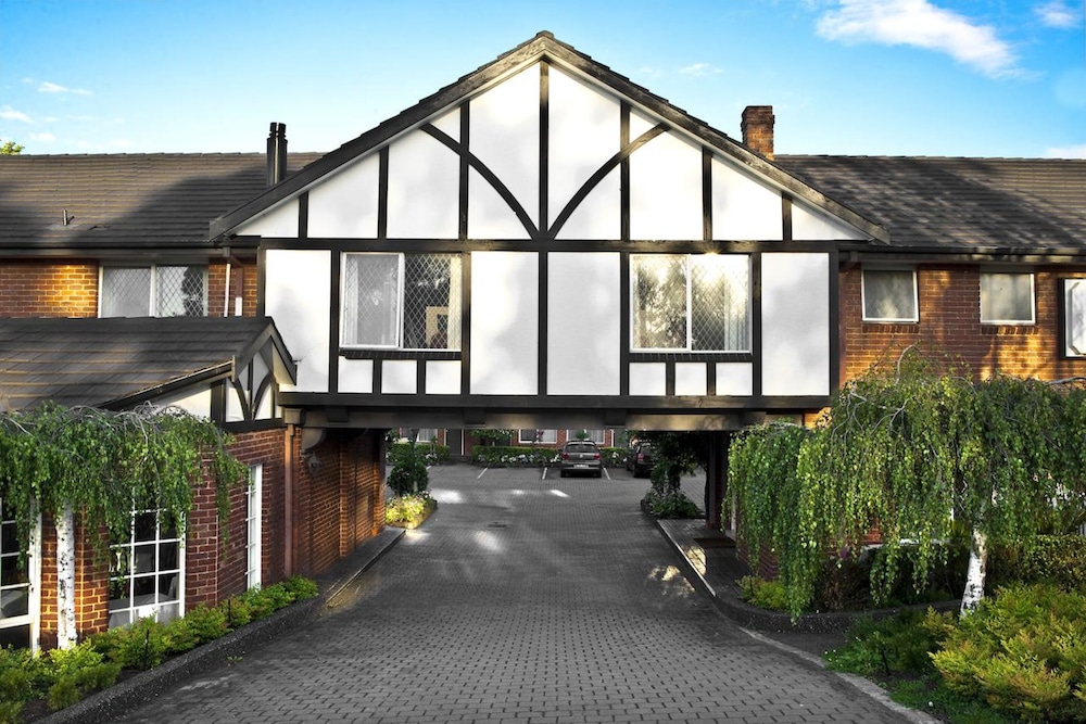Elizabethan Lodge 1/56