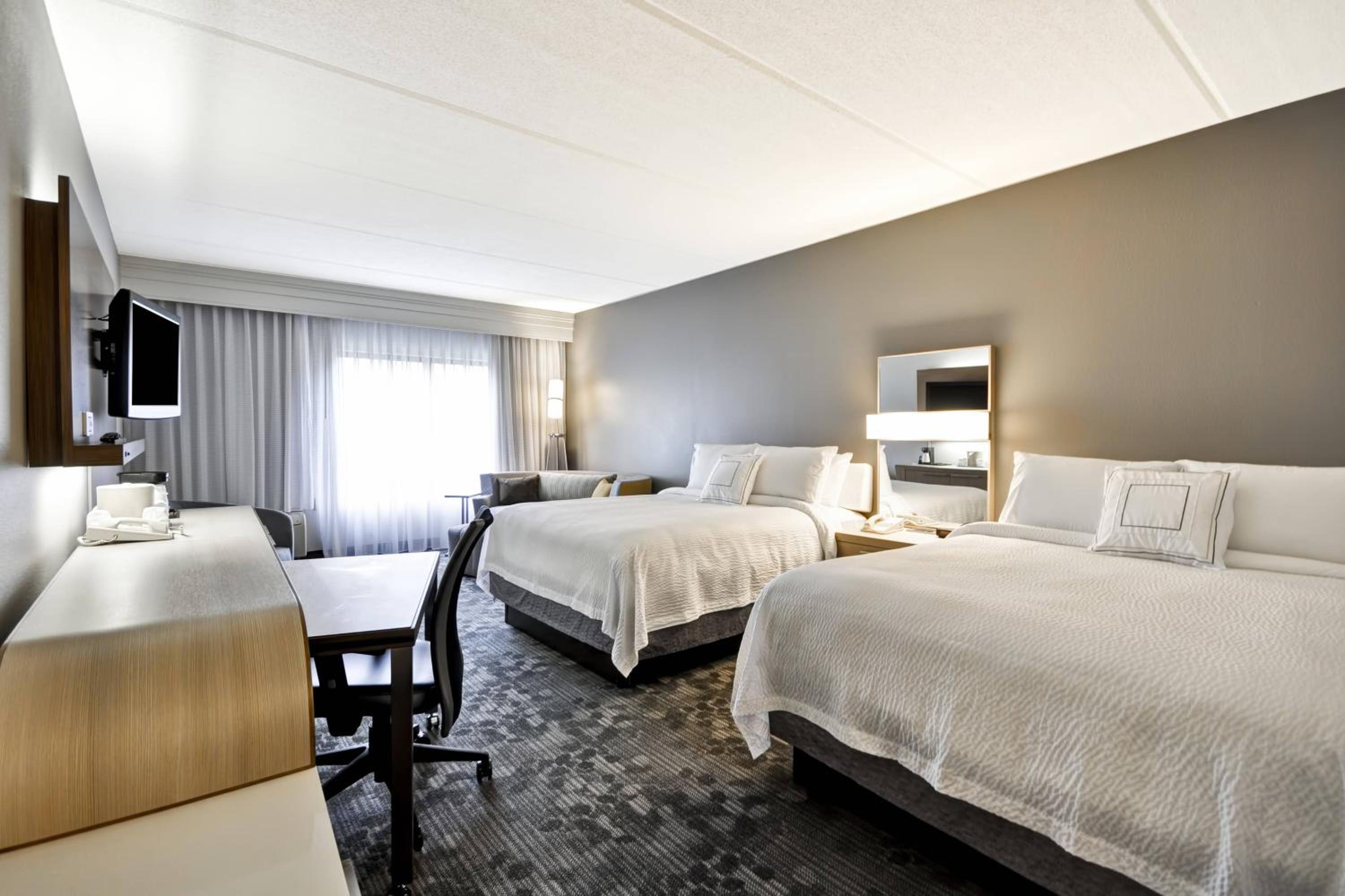 غرفة بسريرين مزدوجين