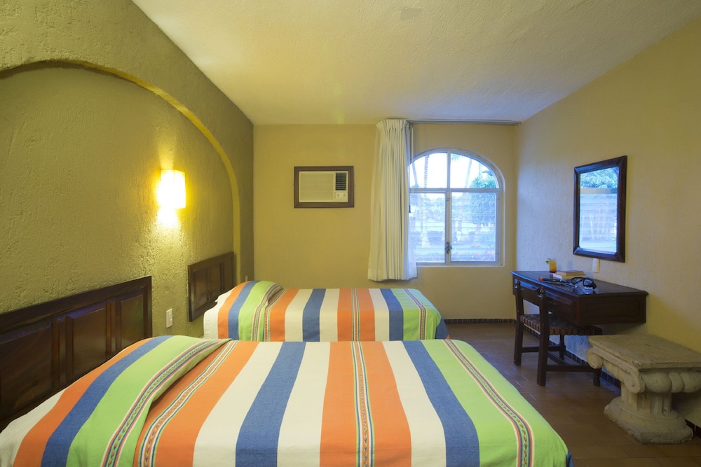 Vista Vallarta All Suites on the Beach 32/75