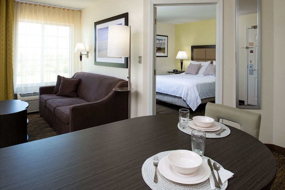 CANDLEWOOD SUITES OLATHE 37/56