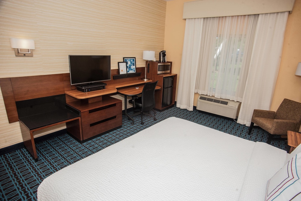 Comfort Inn and Suites Akron South 12/39