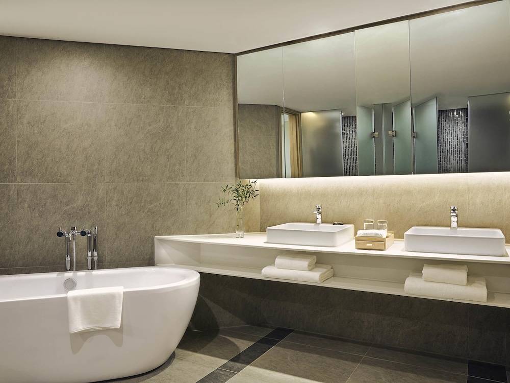 جناح تنفيذي بسرير كينج بإطلالة على المدينة مع دخول صالة النادي، Novotel Hanoi Thai Ha 7/9