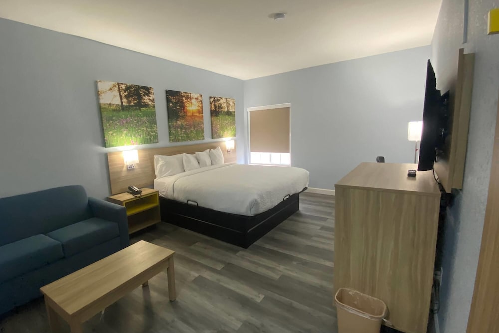 Days Inn by Wyndham Dodge City 24/56