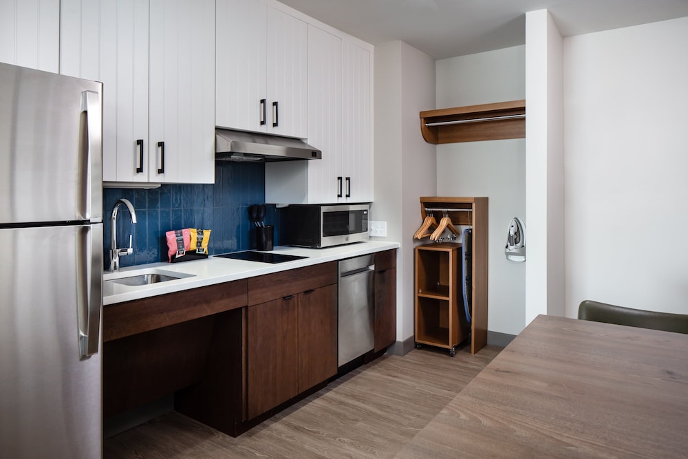 Staybridge Suites Iowa City Coralville 7/50