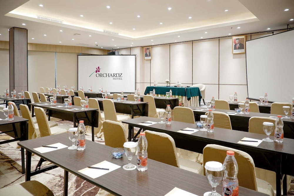 Orchardz Jayakarta Hotel 65/73