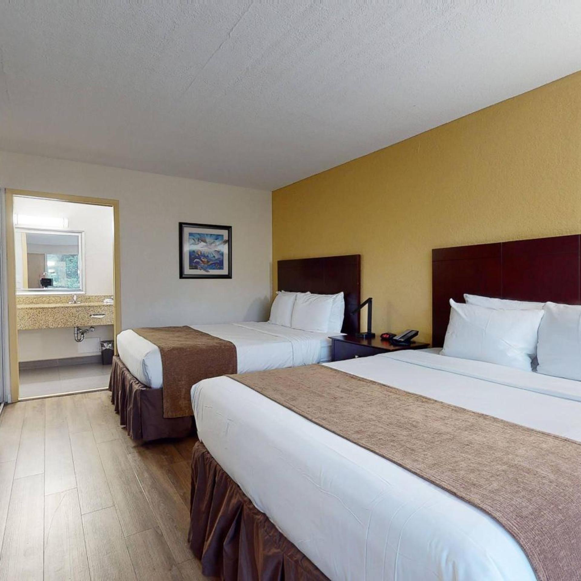 Room, 2 Queen Beds, Parking Lot View