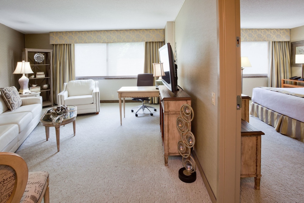 Crowne Plaza Minneapolis West 34/60