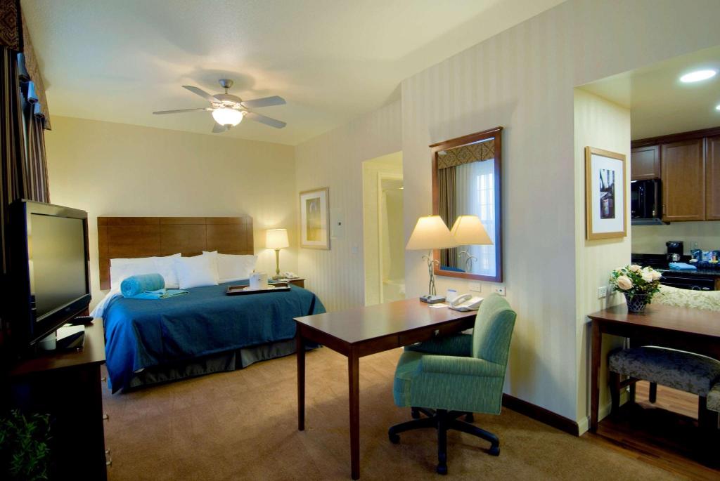 Suite, 2 Queen Beds, Sofa, Accessible