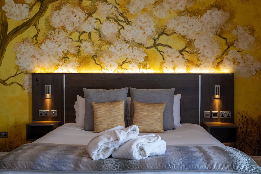 Suite, King Bed, Convertible Double Bed