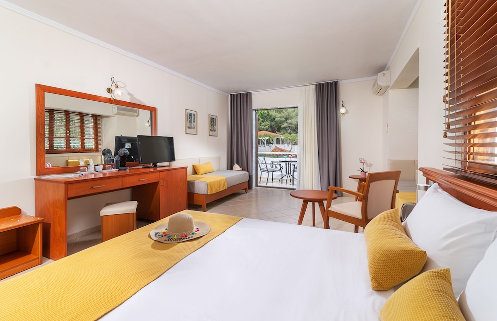 Porfi Beach Hotel 10/36
