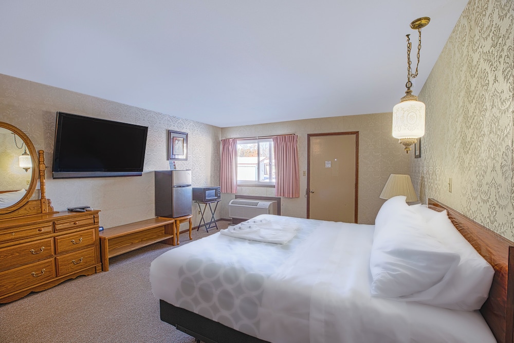 Love Hotels Tomahawk at Lake Mohawksin WI 19/49