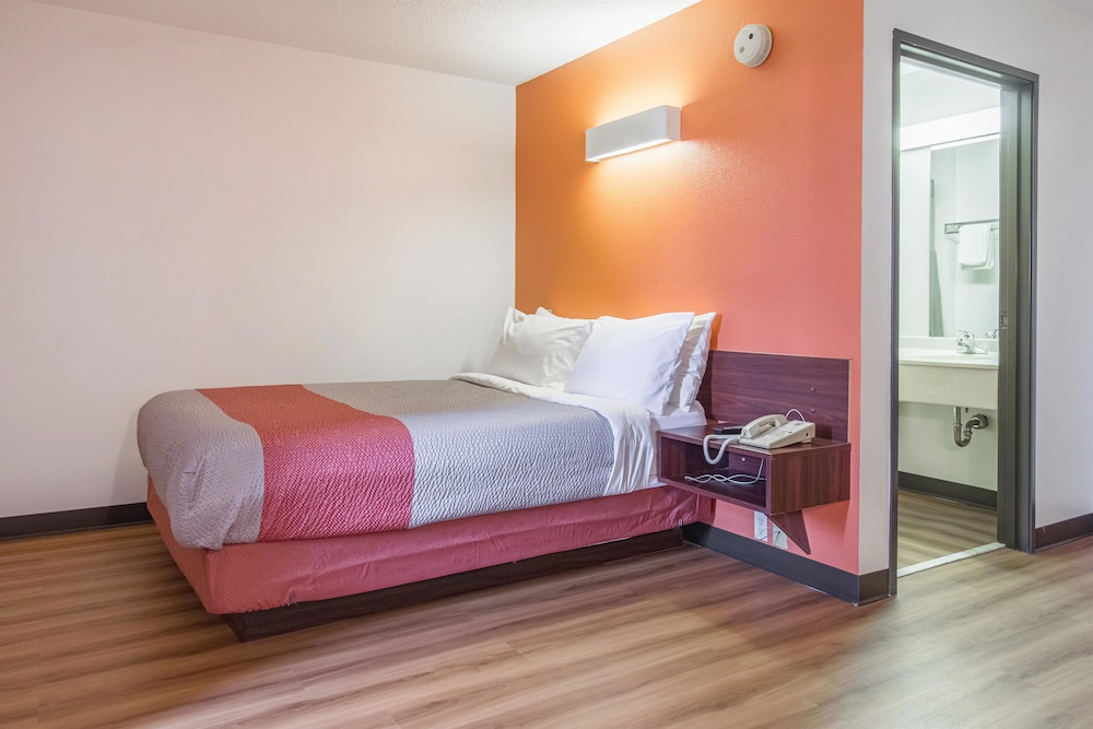 Deluxe, Queen Bed, Accessible