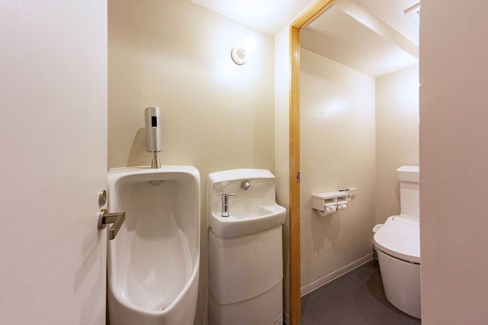 FEMALE DORM, FEMALE ONLY, SHARED BATHROOM
