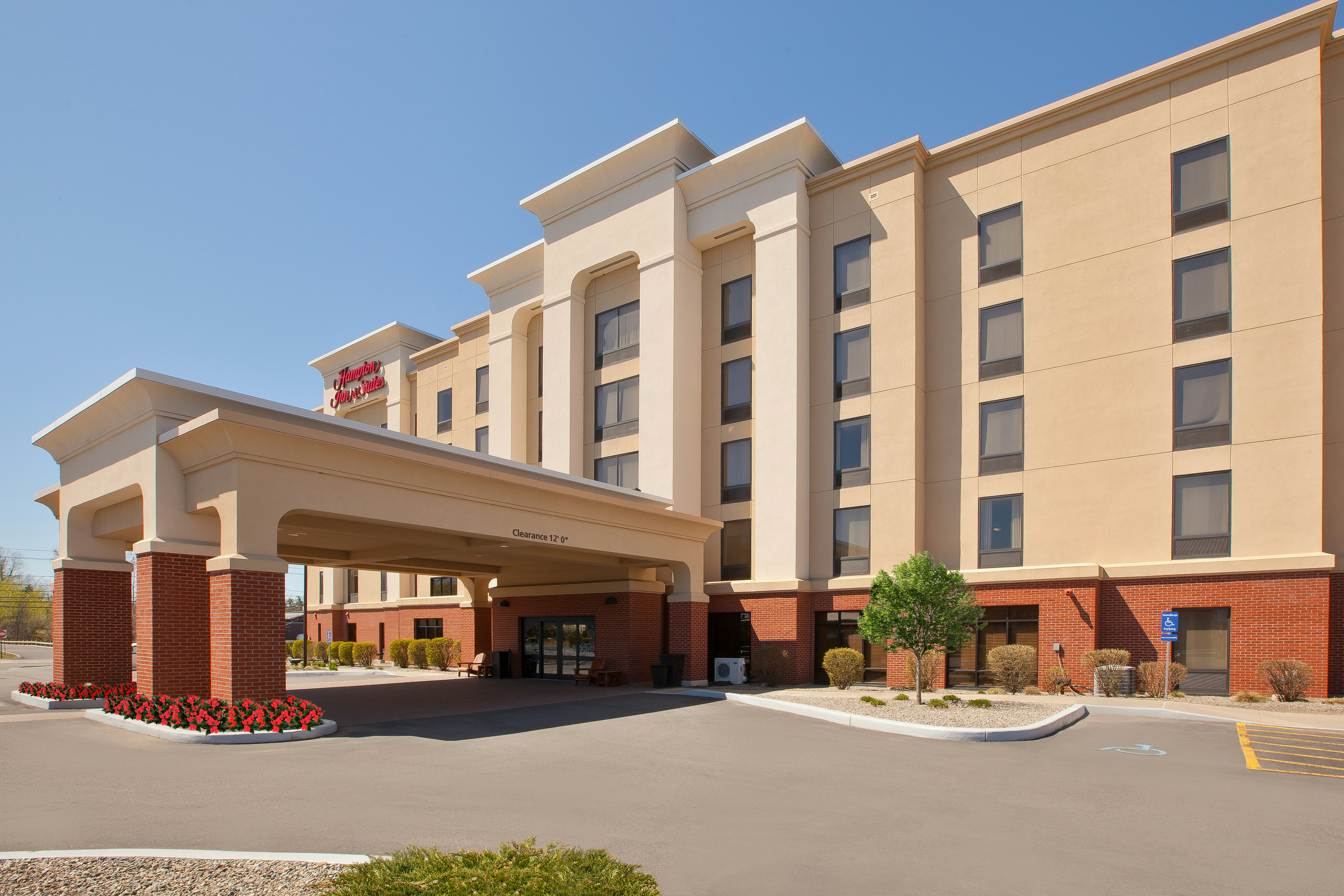 Hampton Inn Suites Plattsburgh 46/47