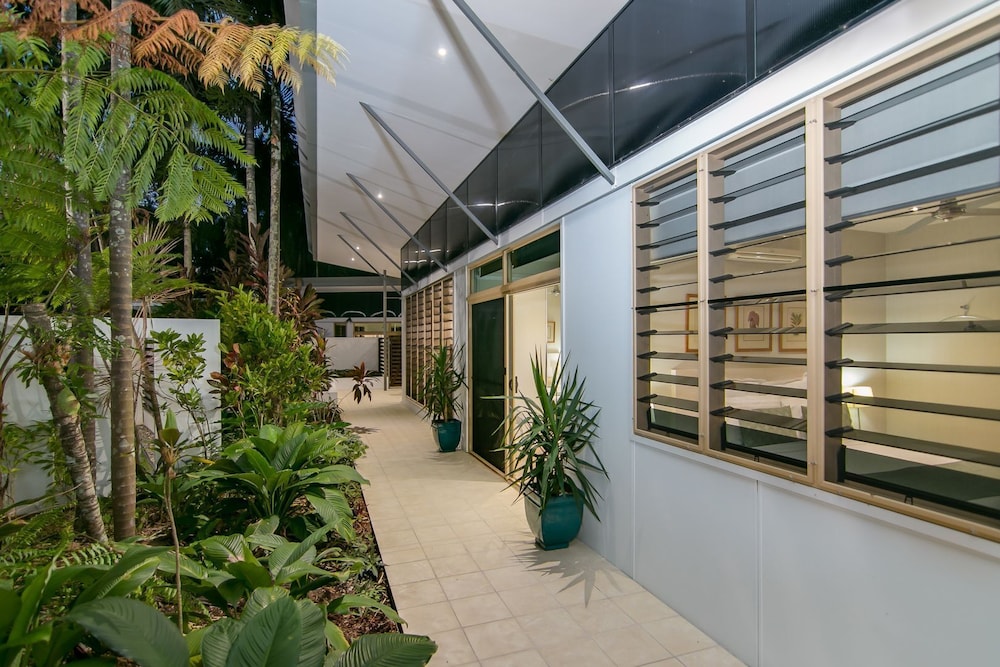 SANCTUARY PALM COVE 3/50