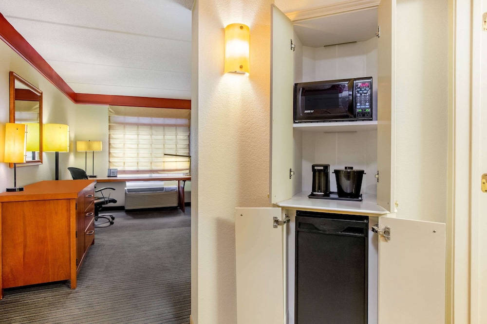 La Quinta Inn Suites Raleigh Crabtree 39/49