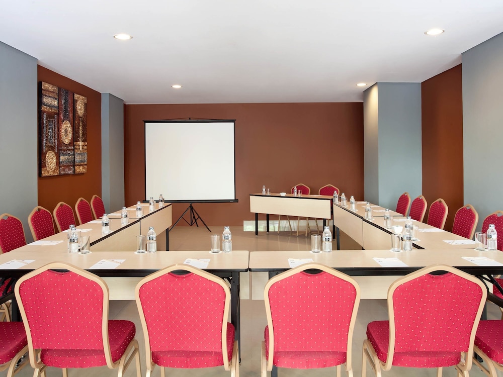 Mercure Jakarta Grogol 50/56