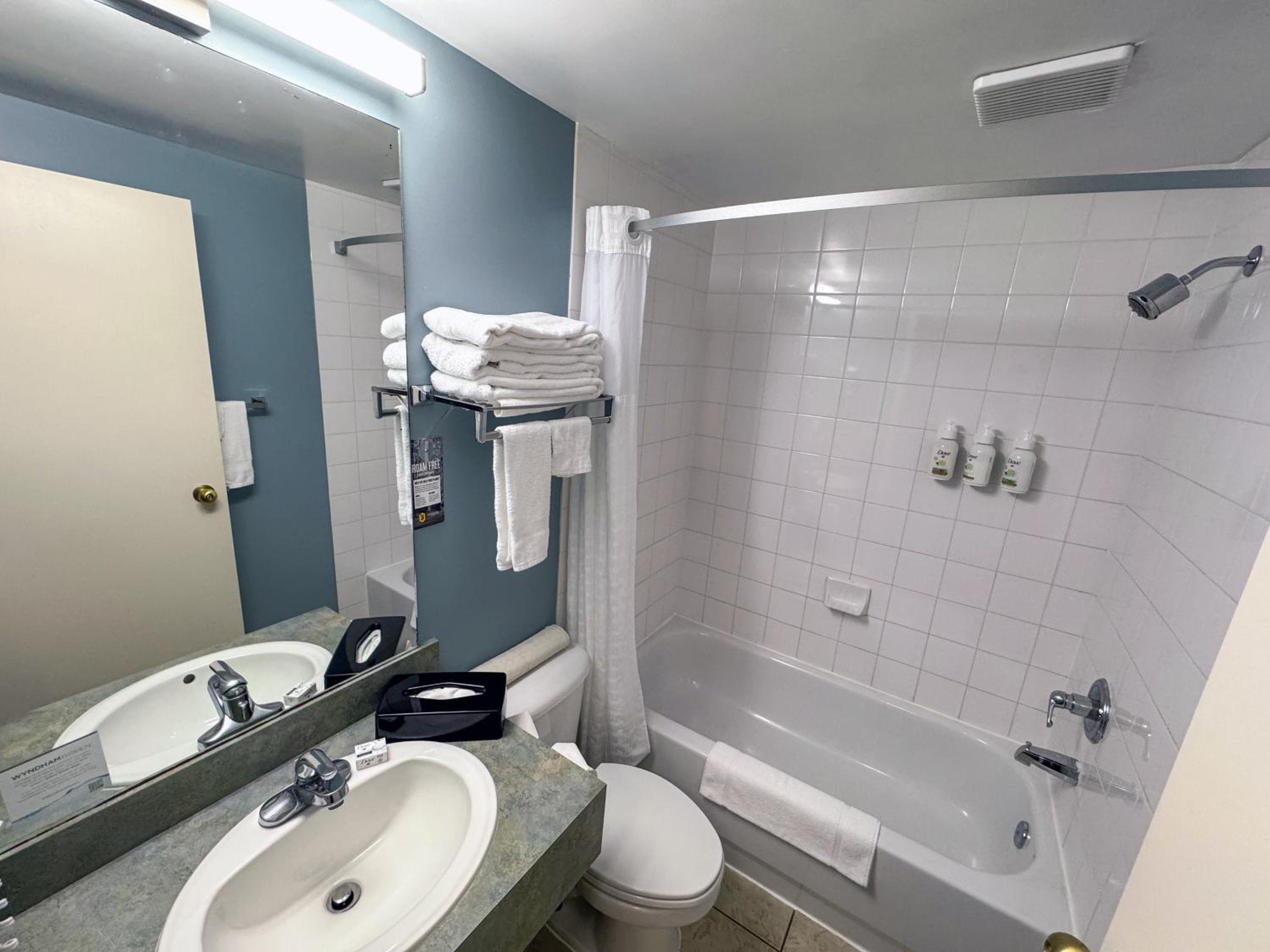 Family Suite, Double Bed, Super 8 by Wyndham Edmonton South 4/6