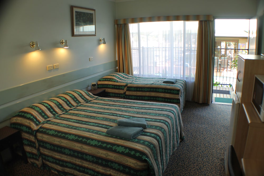 LAKE FORBES MOTEL 15/44