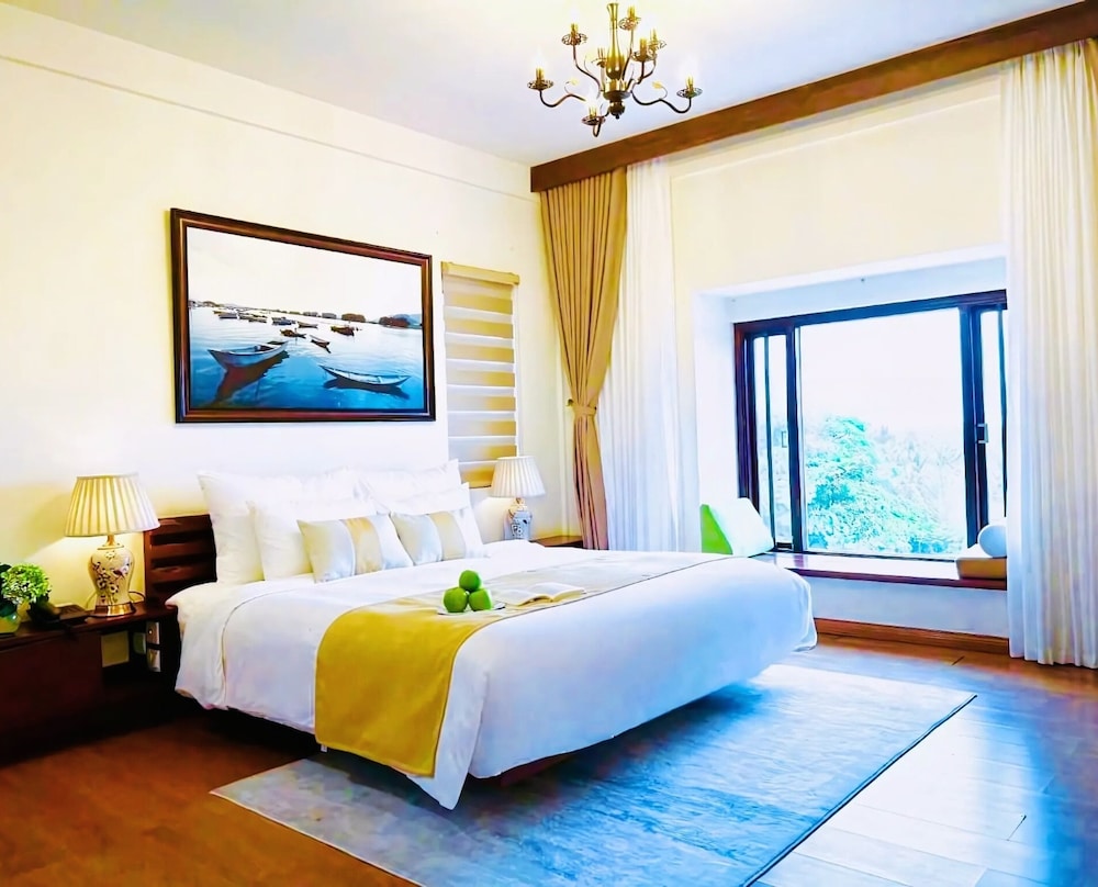 JUNIOR SUITE, RIVER VIEW, BATHTUB
