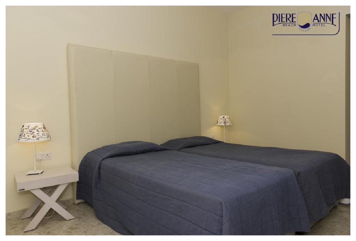 Pool, Twin Beds