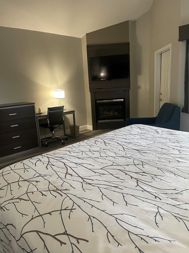 HomeTown Inn and Suites Belle Plaine 22/65