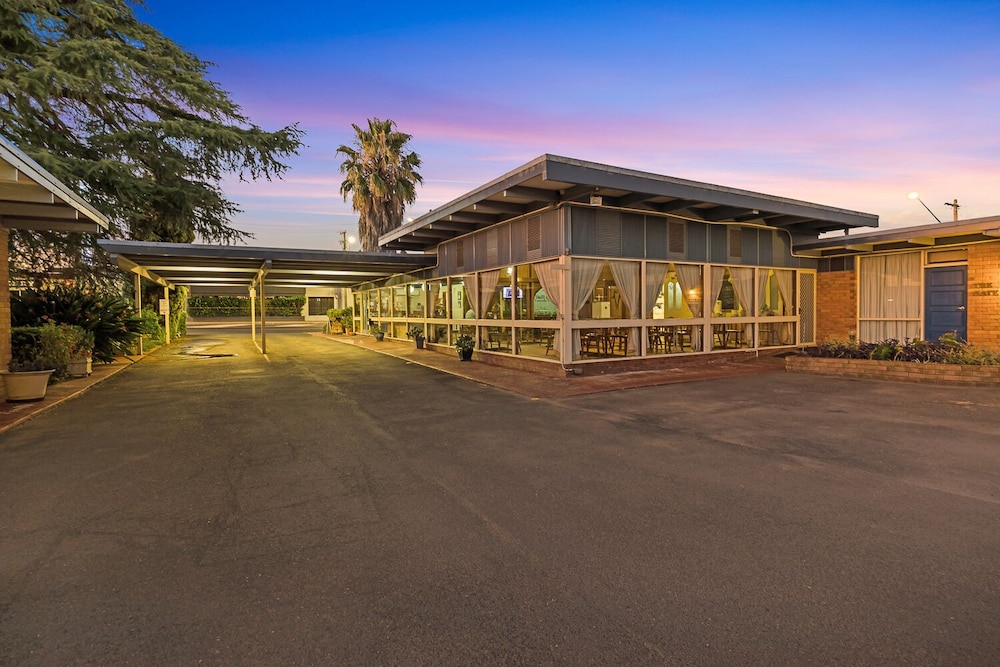 Plainsman Motel 3/63