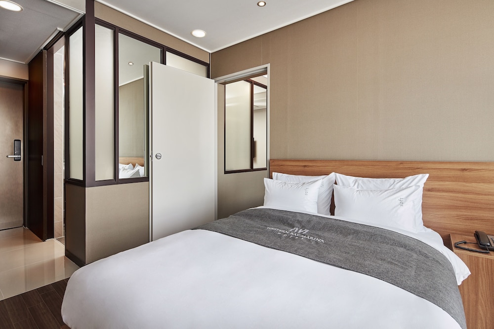Western Bay Marina Hotel 7/46