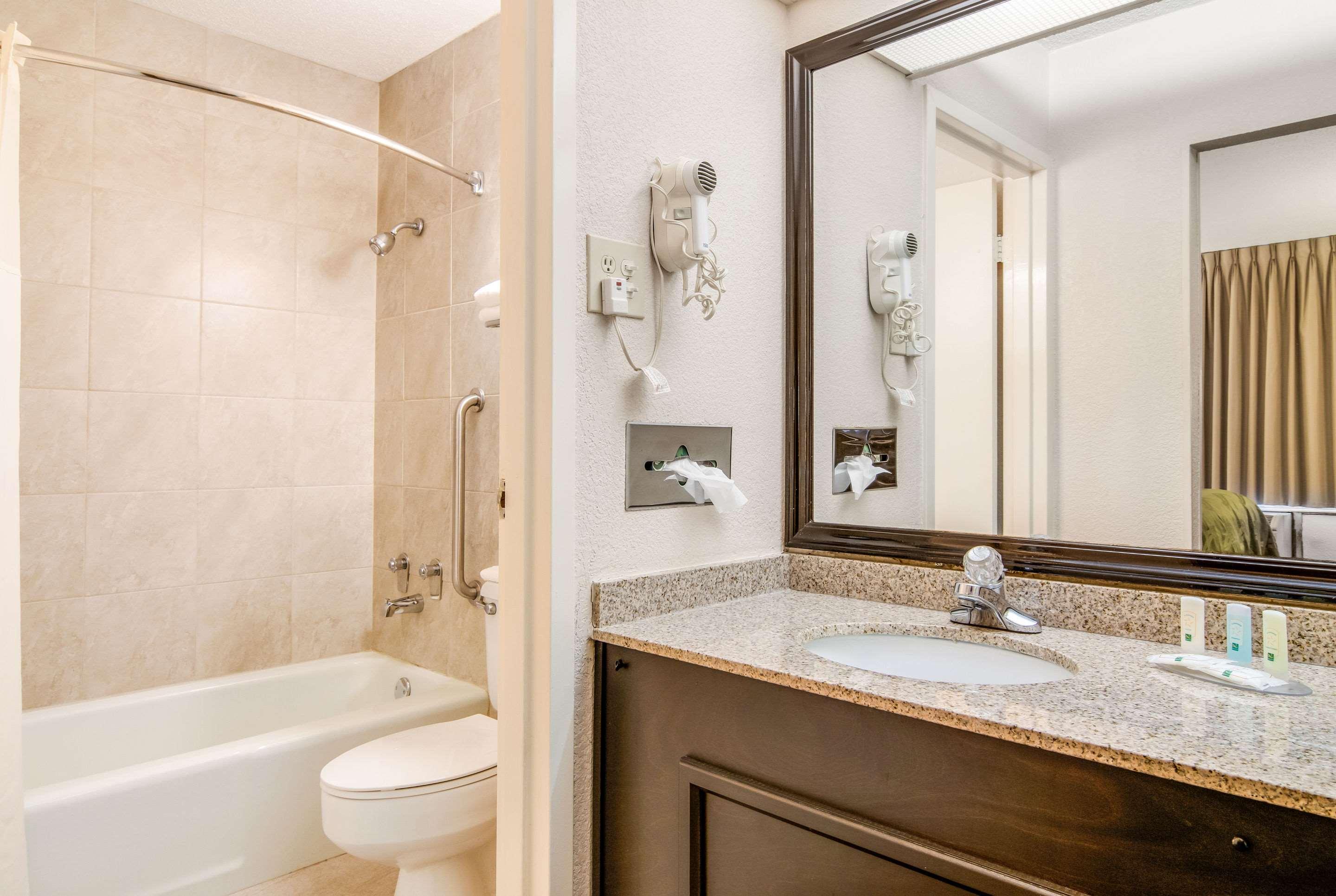 Upgrade, Queen Bed, Smoking، Quality Inn Suwanee I-85 3/3