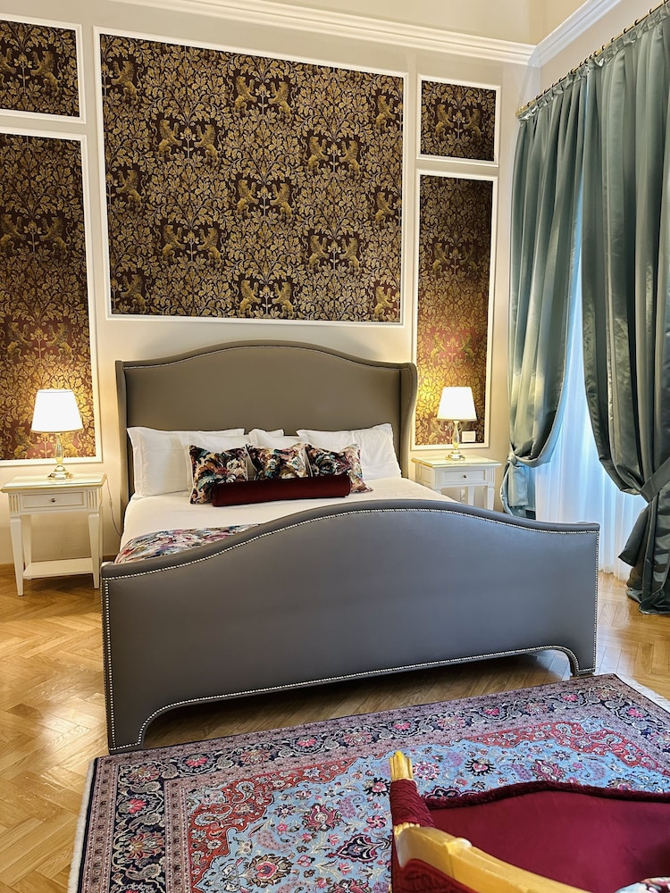 EXECUTIVE, SUITE, ACCESSIBLE
