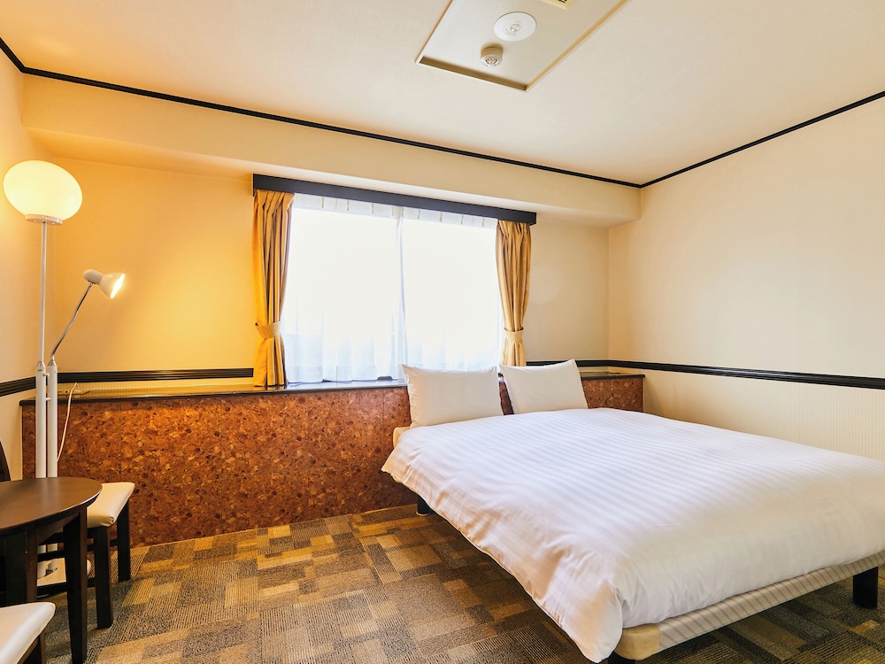 DELUXE, DOUBLE BED, SMOKING